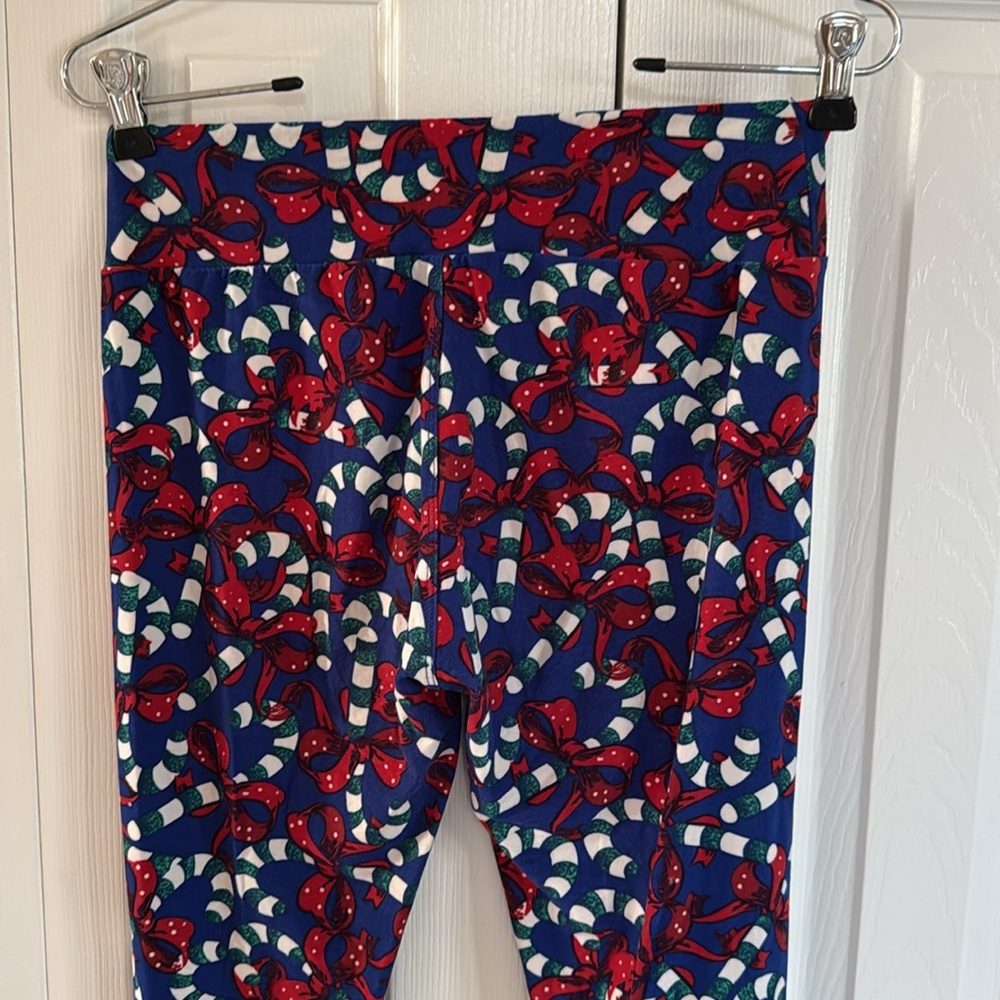 *LIKE NEW* LuLaRoe Christmas Green/White Candy Canes w/ Red Bows Leggings - OS - Picture 5 of 6